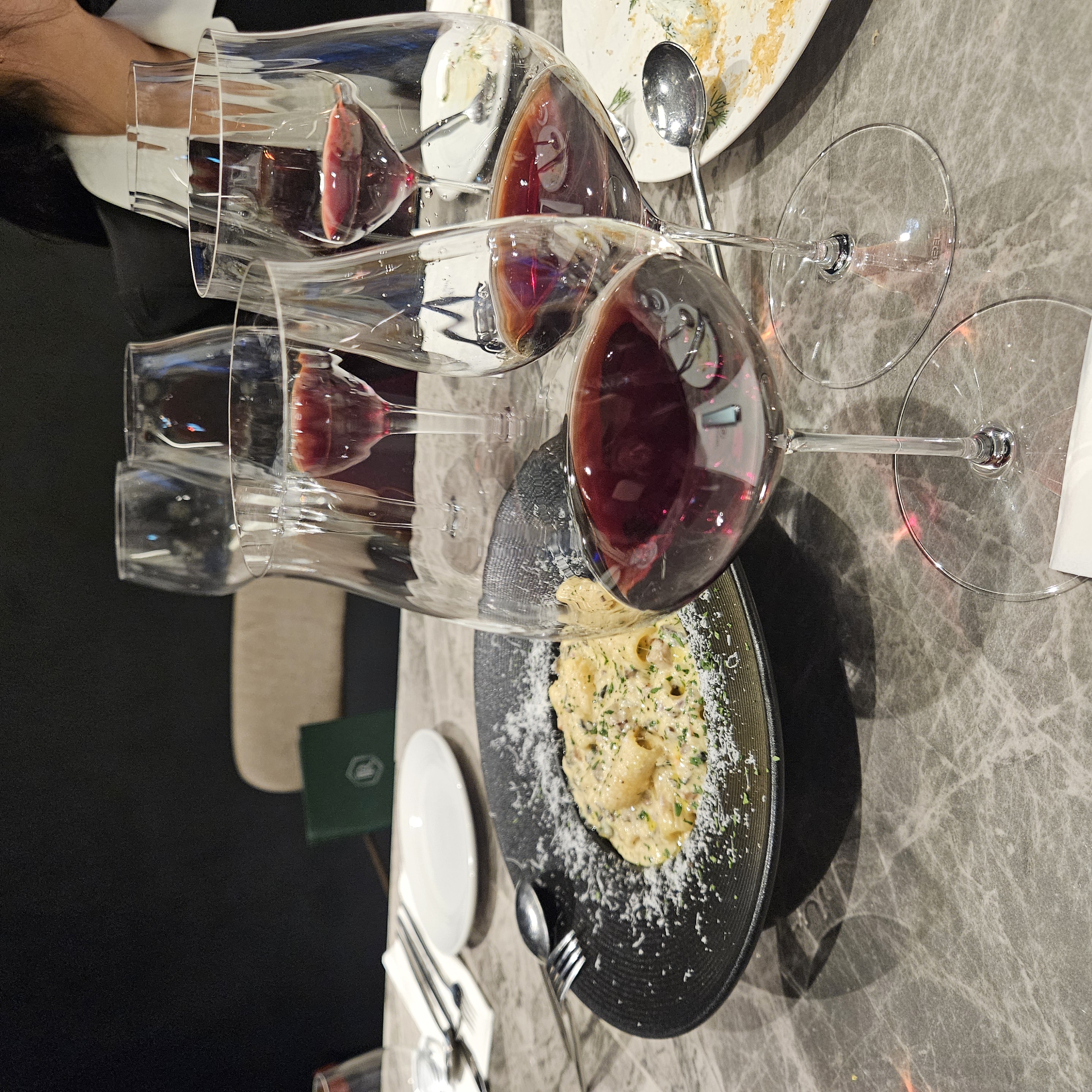 머쉬룸 리가토니 크림 파스타와 레드 와인