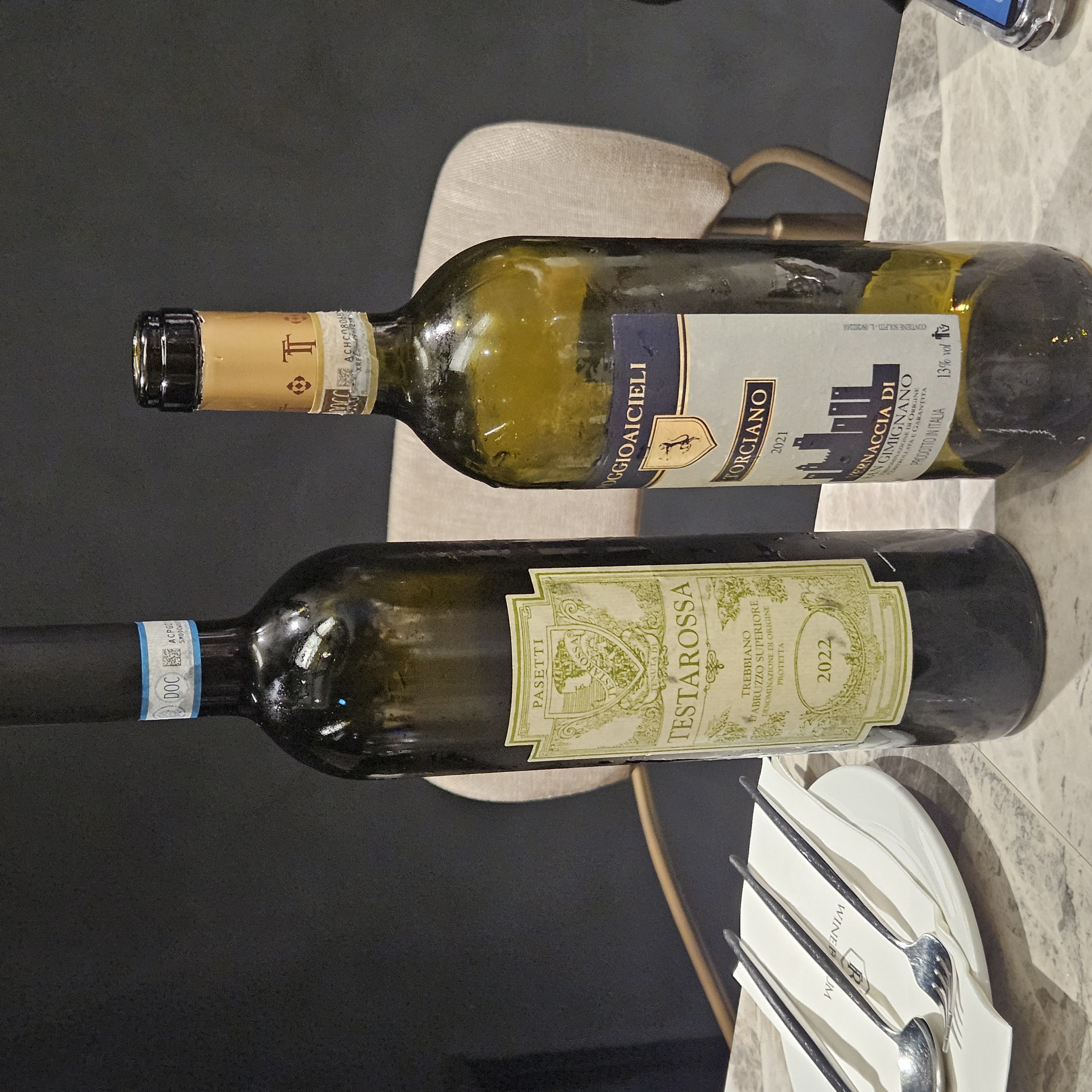 화이트 와인 두 병