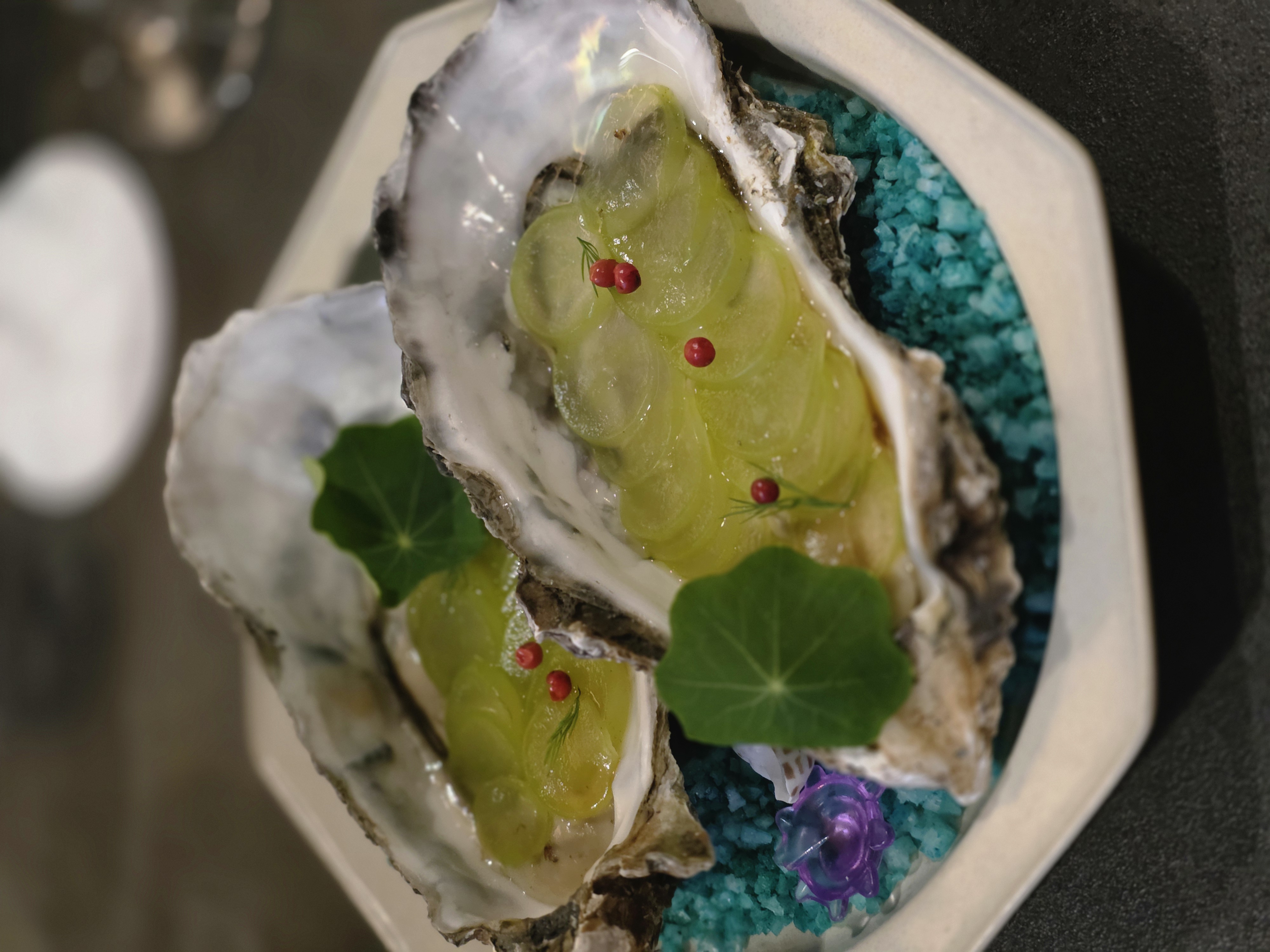 청포도를 올린 삼배체 굴