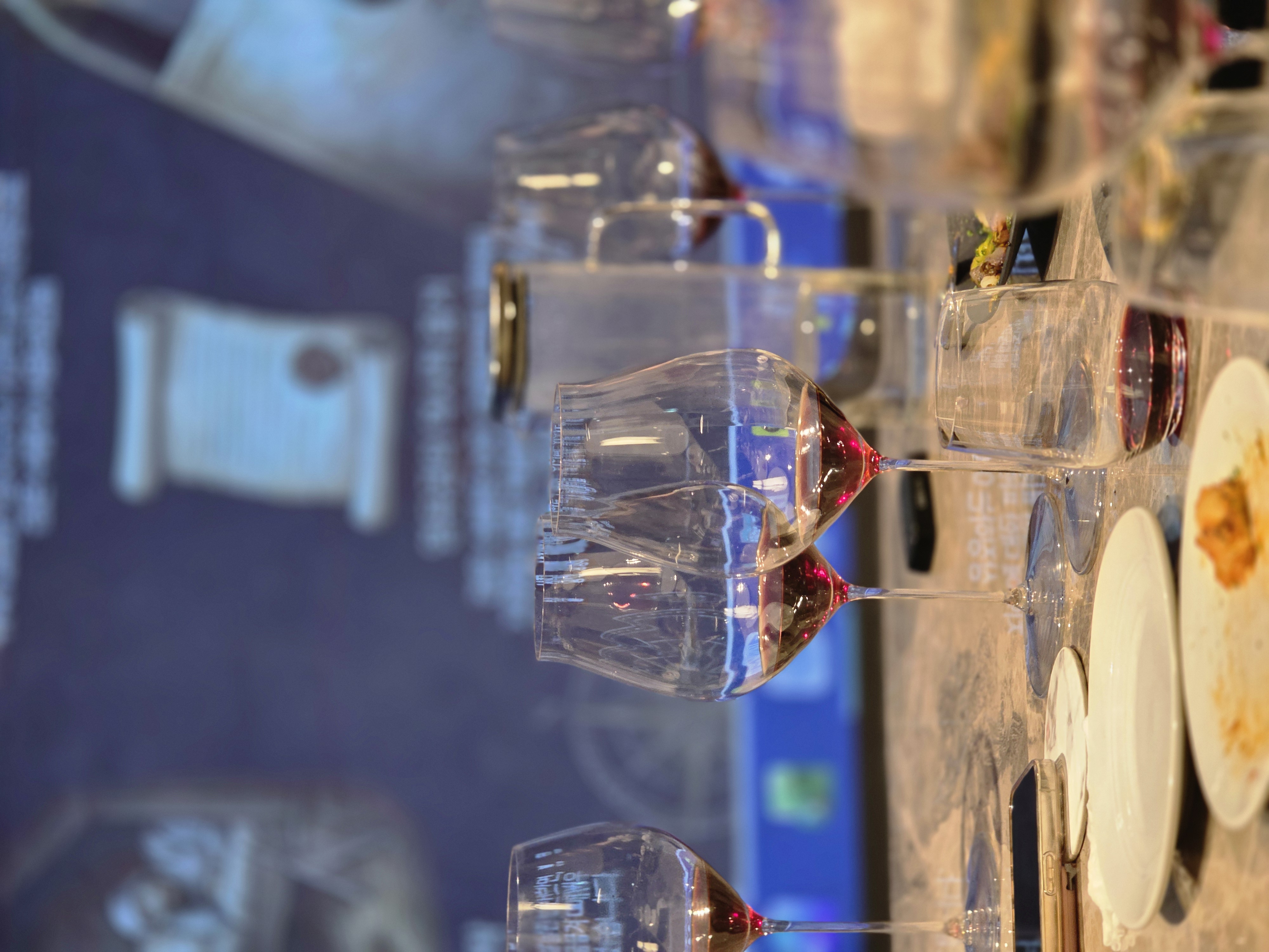 레드 와인 잔 나열