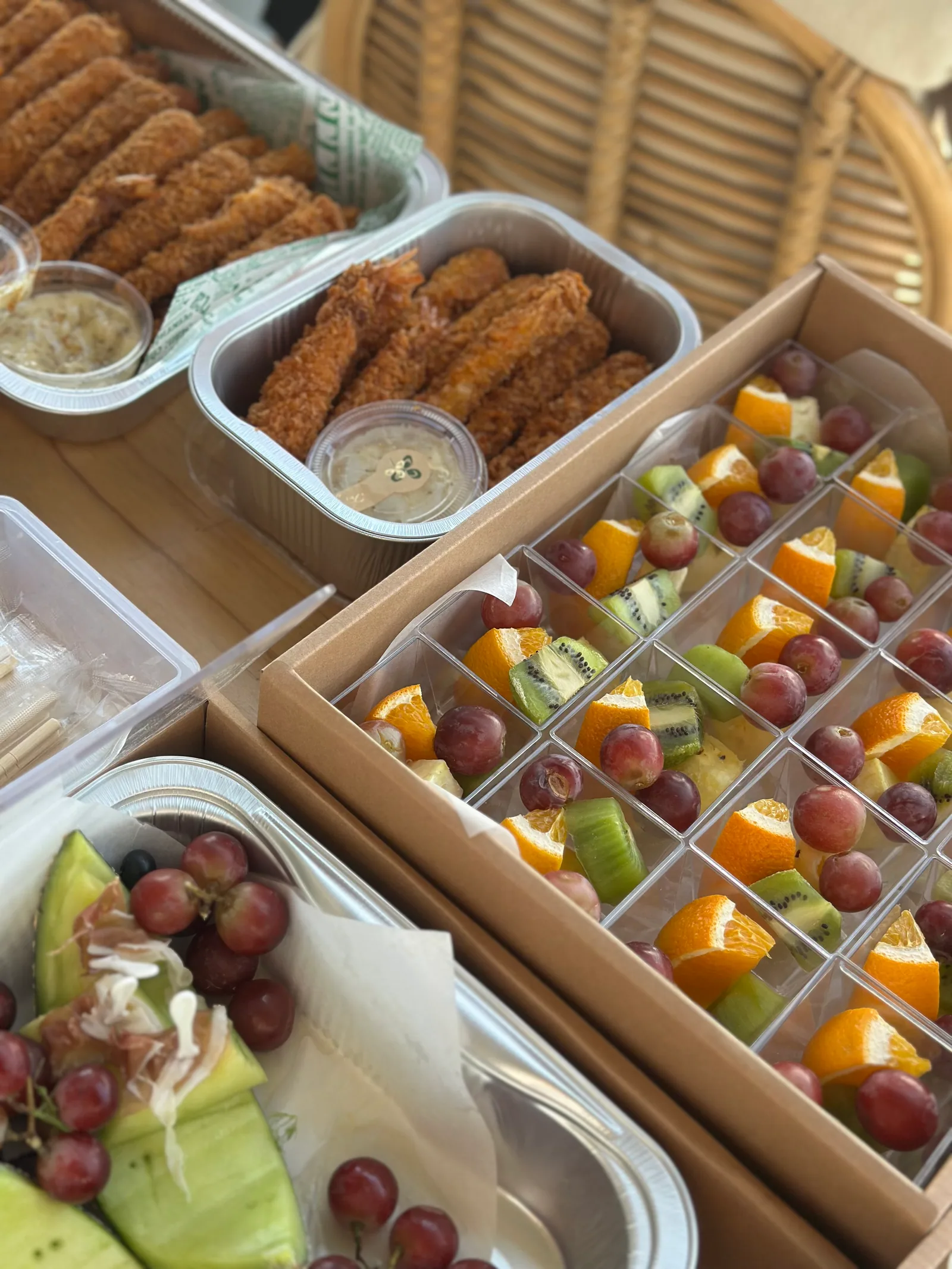 테라스 테이블 위 케이터링 음식 클로즈업