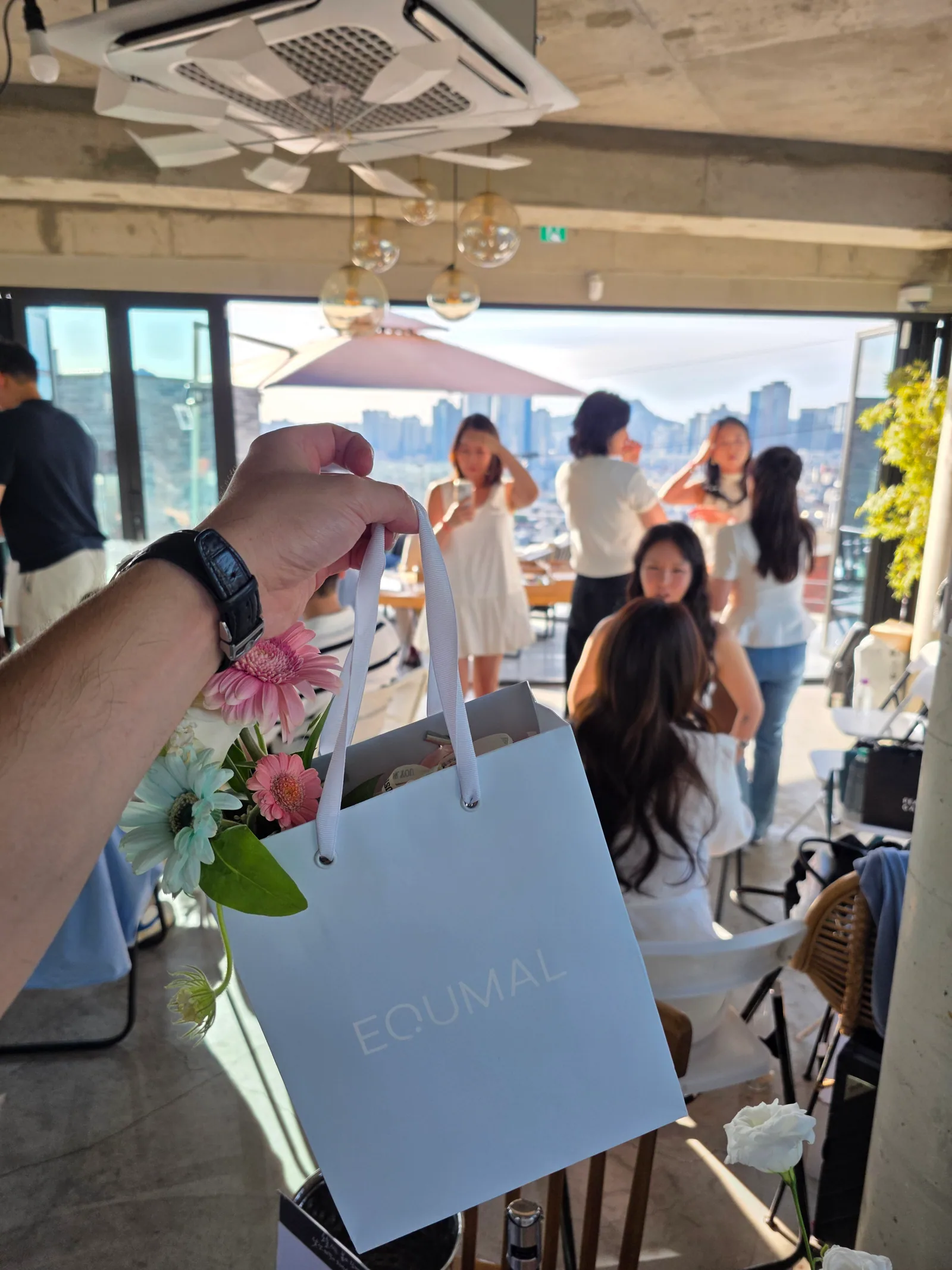 Equmal 뷰티 기프트 쇼핑백과 꽃장식