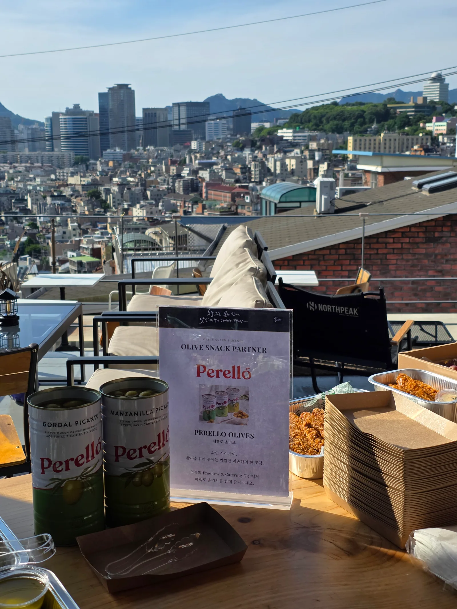 케이터링 테이블 위 Perello Olive 제품