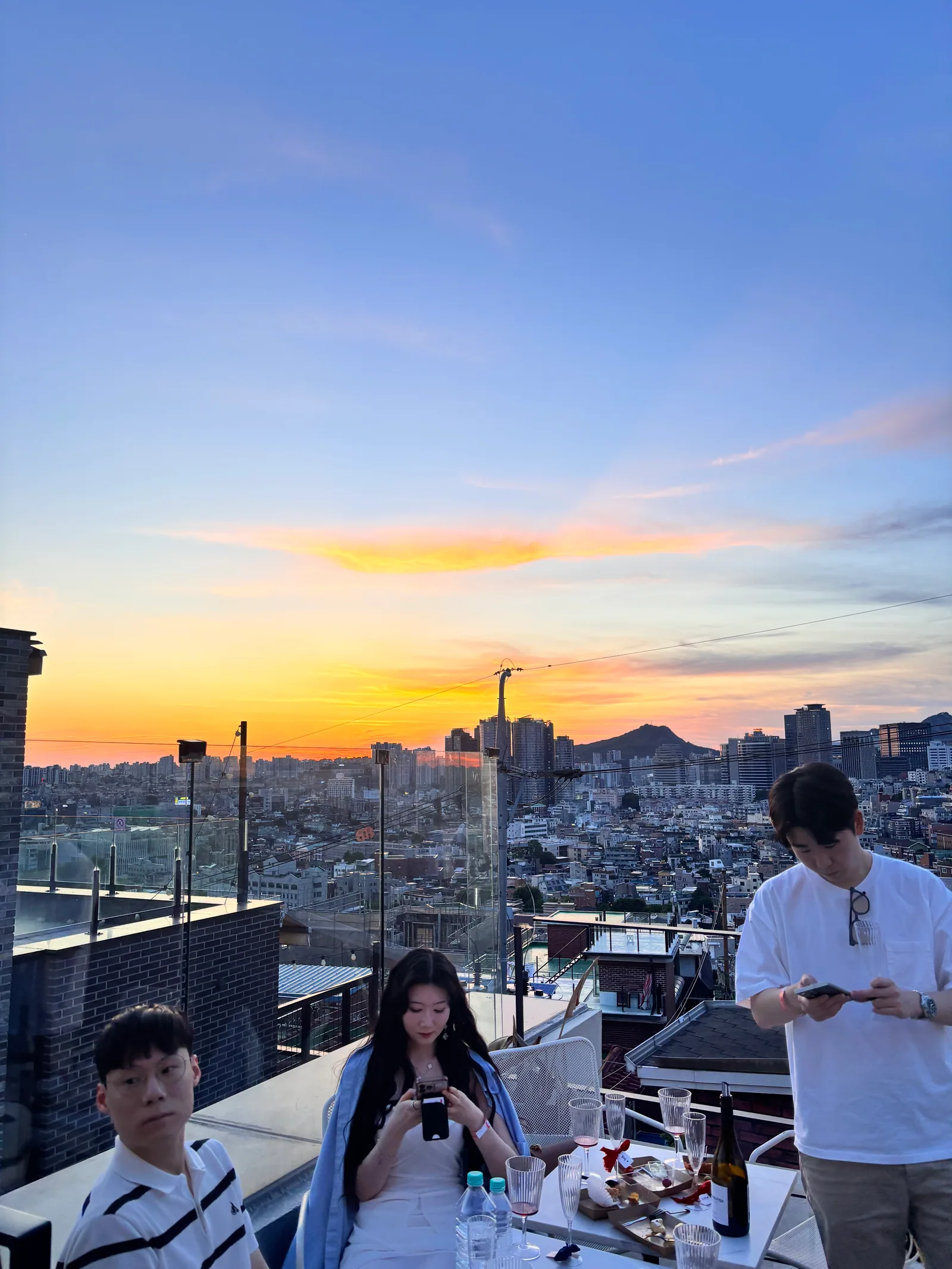 해방촌 루프탑에서 바라본 노을과 도시 풍경