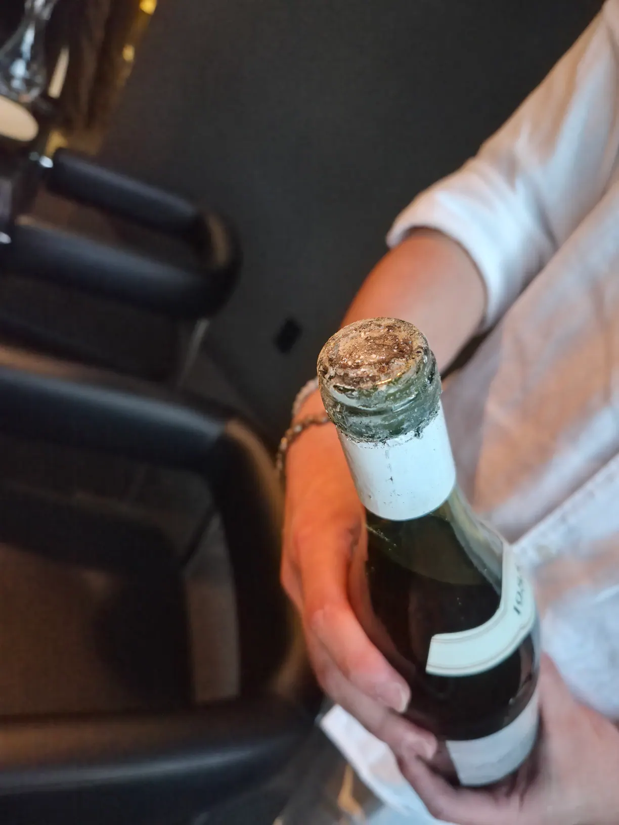 Perrier-Jouët Belle Époque 2006을 여는 손
