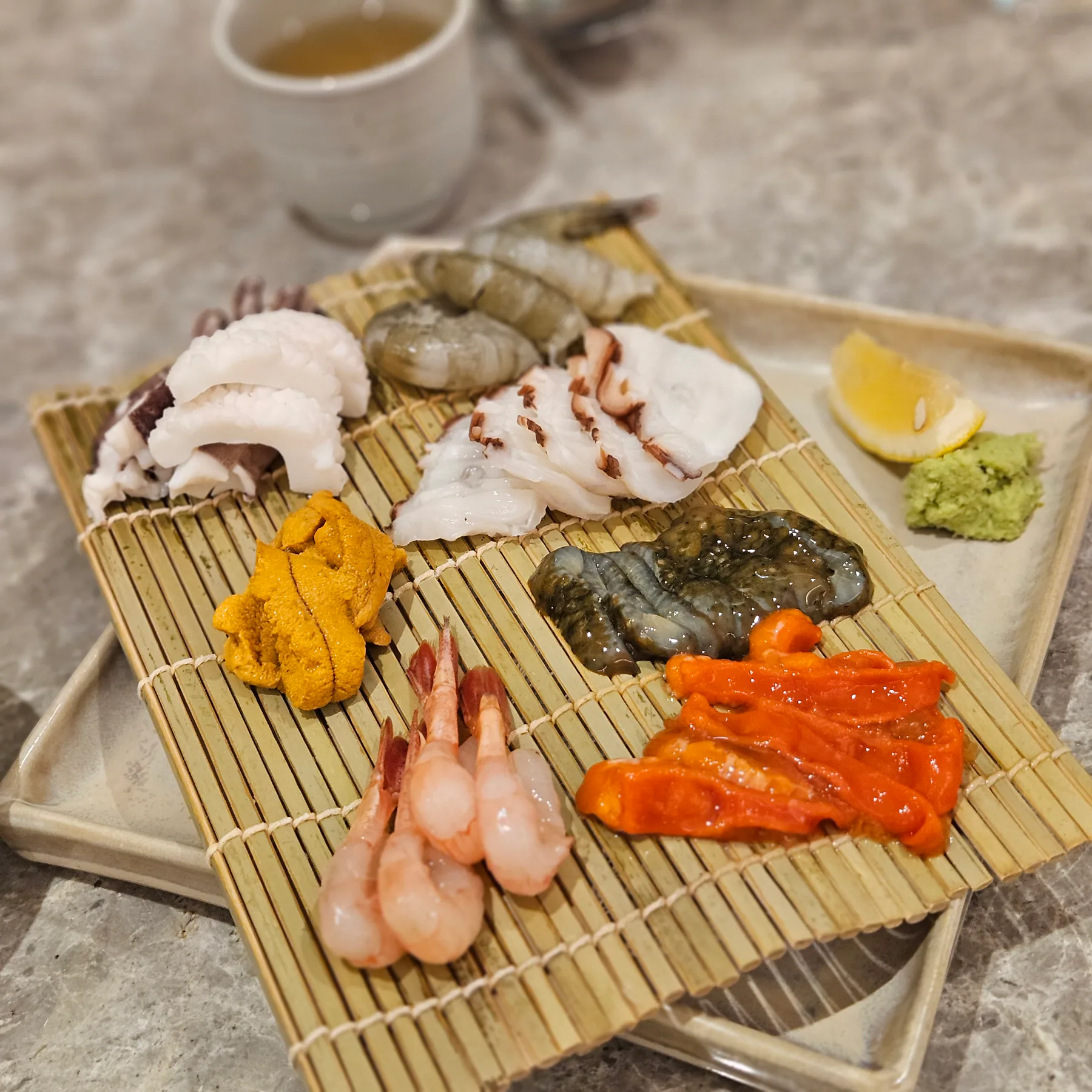 해산물과 성게, 새우가 놓인 모울 제철 7합