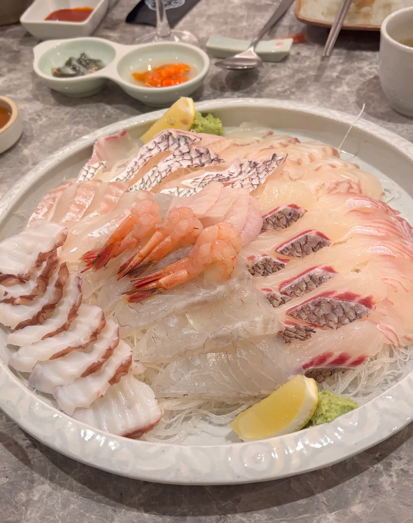 여러 종류의 생선과 새우가 담긴 스페셜 제철 모듬 숙성회