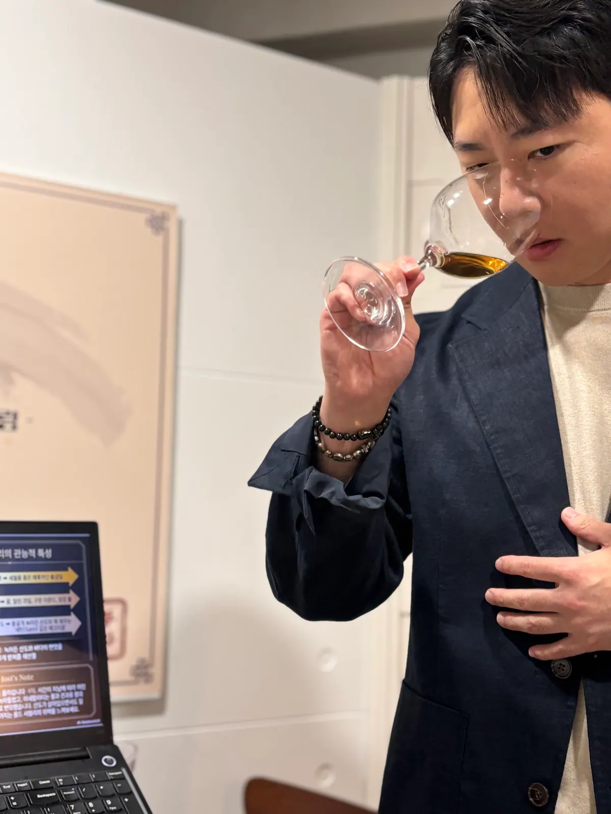 와인을 테이스팅하는 호스트