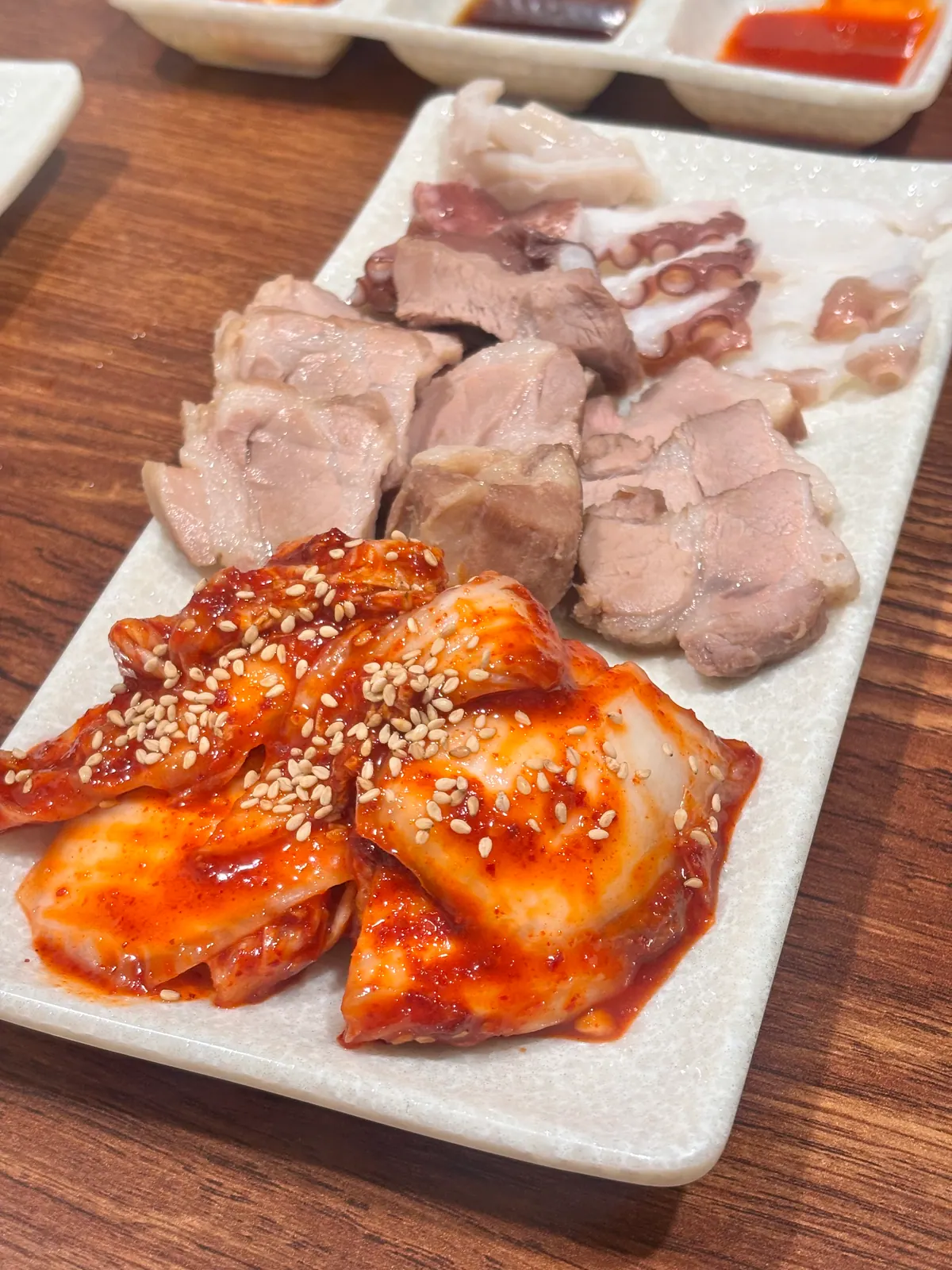 문어와 수육, 김치 삼합 접시