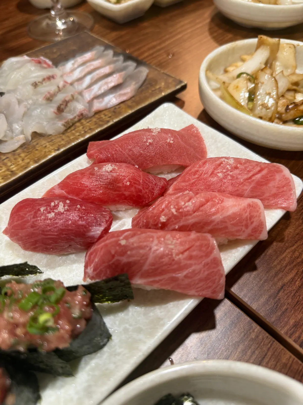 오토로, 주토로, 네기도로로 구성된 참치 스시 3종