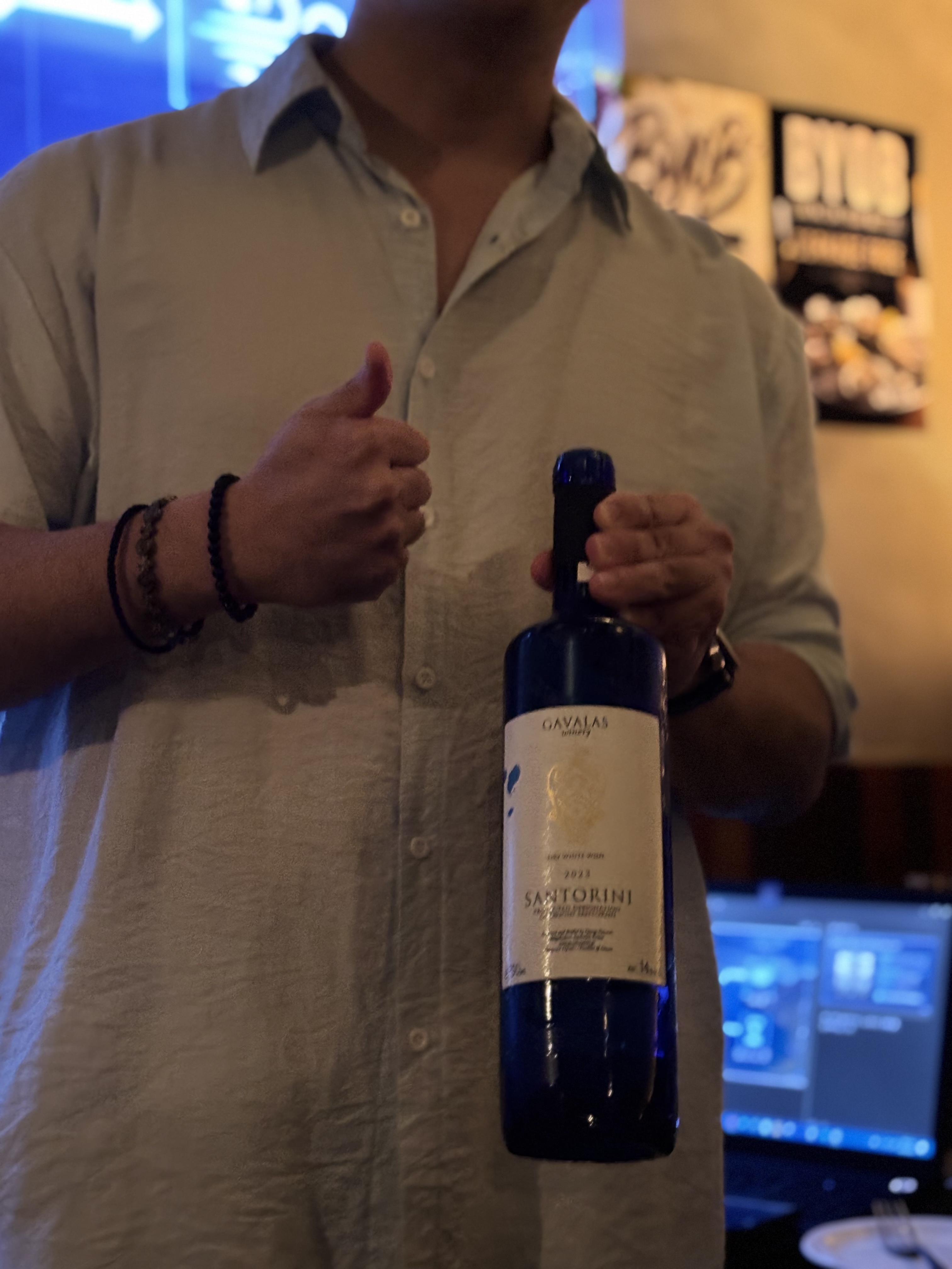 Gavalas Santorini Assyrtiko 병을 들고 설명하는 장면